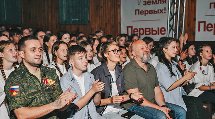 Заместитель Председателя Правительства Алтайского края Денис Губин поздравил активистов «Движения первых» с открытием региональной профильной смены «Время первых. Сибирский Артек»