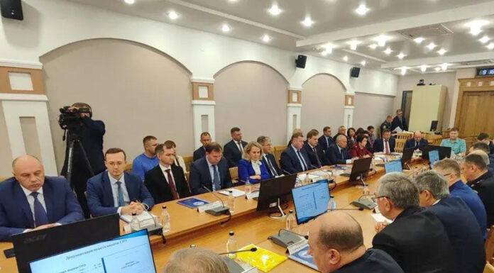 Губернатор Виктор Томенко провел заседание комиссии по предупреждению и ликвидации чрезвычайных ситуаций и обеспечению пожарной безопасности Алтайского края.